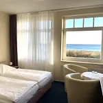 호텔 Strandhotel Duenenhaus 3*