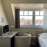 호텔 Strandhotel Duenenhaus 3*