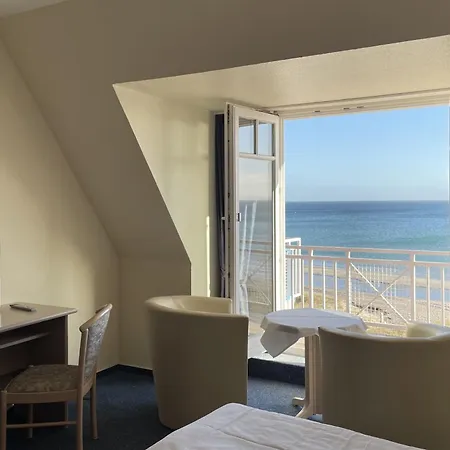Strandhotel Duenenhaus 3* יוליוסרו